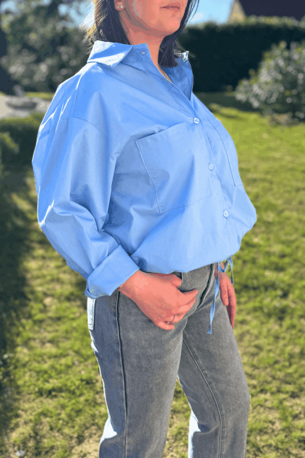 Chemise ANNA bleu - Taille unique jusqu'au 44 – Image 2