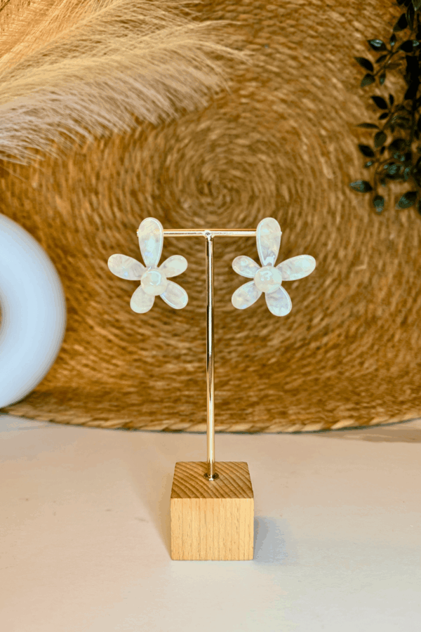Boucle d'oreille LIORA blanc nacré – Image 2